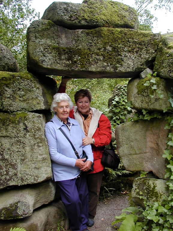 Suzan and Peggy in Chatsworth Gardens